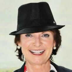 anne-m-schueller_portrait-mit-hut