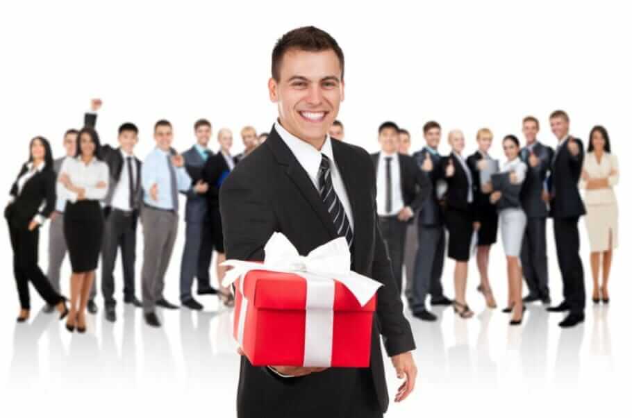 Firmen-Geschenke machen & annehmen: 2 Mal 6 Tipps für professionelle Präsente