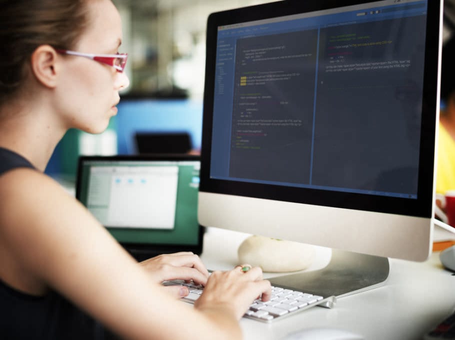 Entwicklerinnen rekrutieren: So gewinnen Unternehmen weibliche IT-Spezialisten