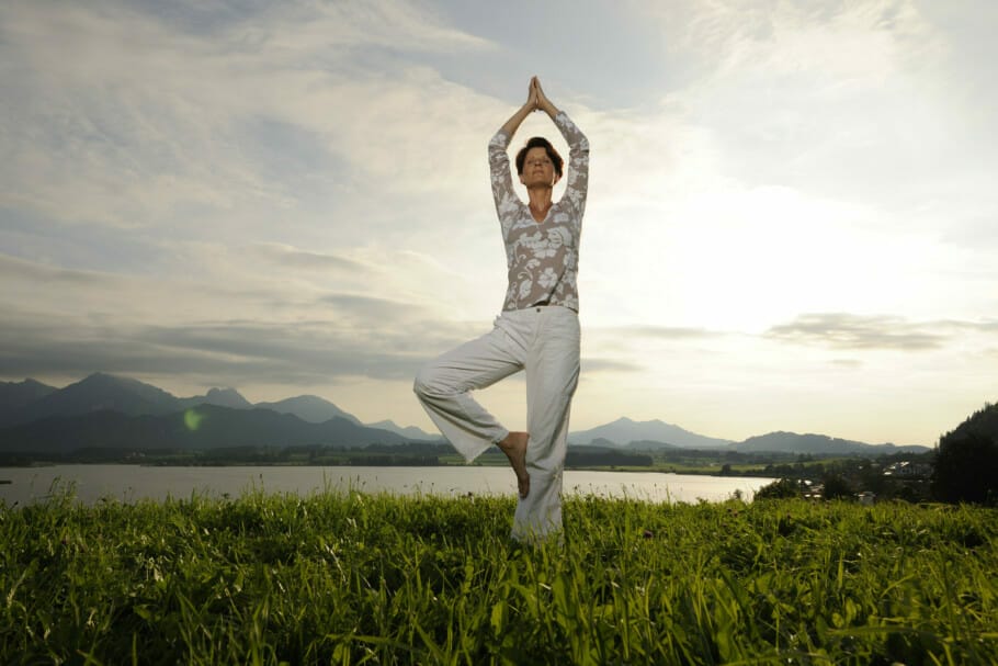 Stress reduzieren bei der Arbeit: 2 Yoga-Übungsreihen für Entspannung & Schlaf